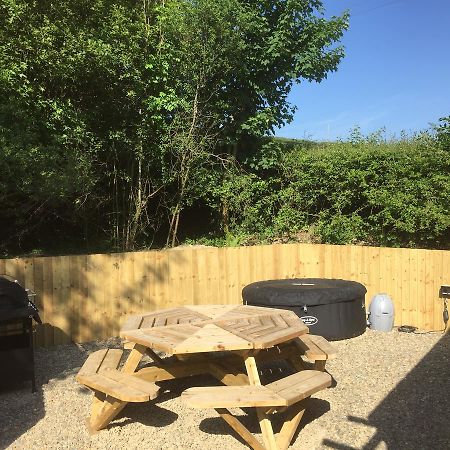 Romantic Getaway Luxury Wooden Cabin With Private Hot Tub And Bbq Αμπερίστγουιθ Εξωτερικό φωτογραφία