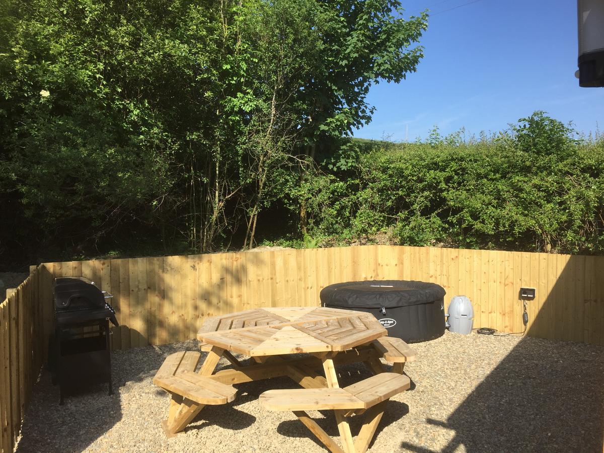 Romantic Getaway Luxury Wooden Cabin With Private Hot Tub And Bbq Αμπερίστγουιθ Εξωτερικό φωτογραφία